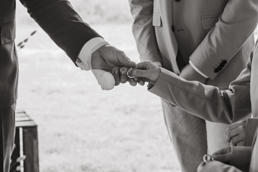Bruidspaar tijdens ceremonie, het was een bizarre bruiloft, trouwfotograaf LM Weddings, trouwfotograaf Drenthe