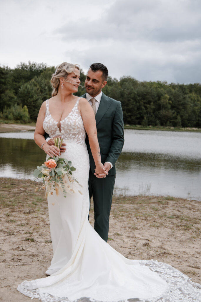 Bruidspaar staand portret bij water, trouwfotograaf LM Weddings, trouwfotograaf Drenthe