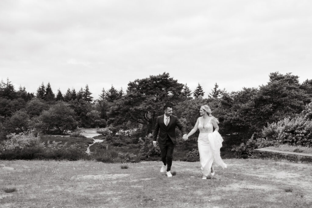 Bruidspaar rennend, bruidspaar rennend bewegingsonscherpte, trouwfotograaf LM Weddings, trouwfotograaf Drenthe